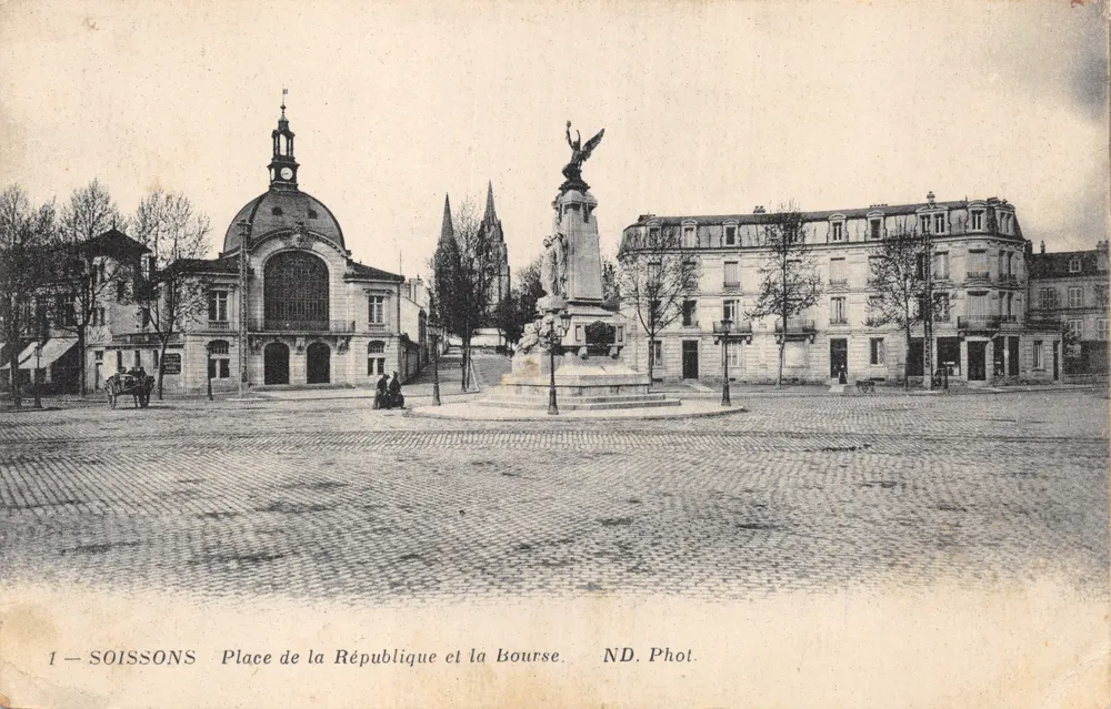 Soissons — Place de la République et la Bourse — ND. Phot - Recto