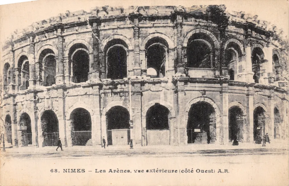 Nîmes — Die Arenen, äußere Ansicht (Westseite) — Verlag A.R., Nr. 68 - Vorderseite