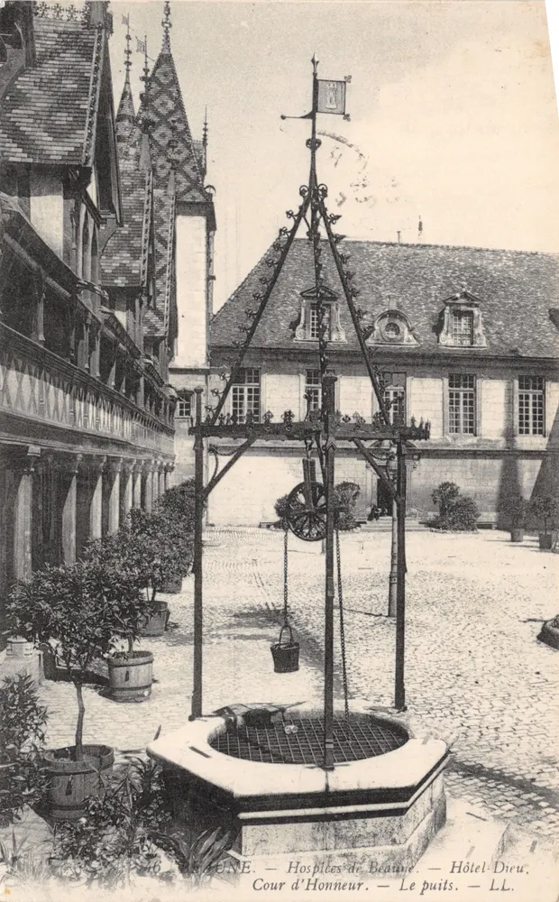 Beaune — Cour d'Honneur — Hôtel-Dieu — Le puits — LL. — n° 746 - Recto
