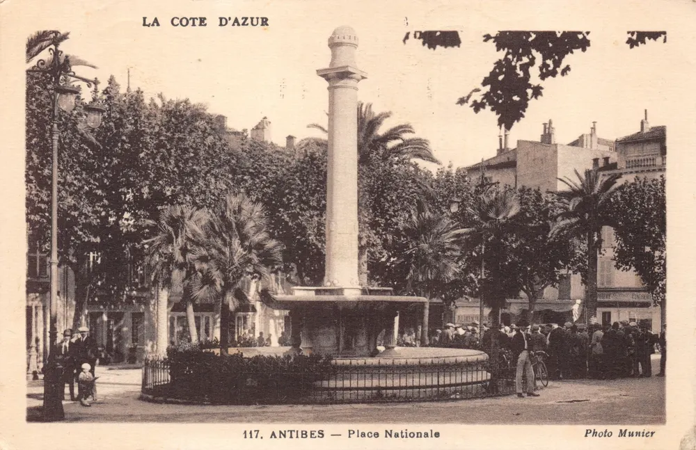 Antibes — Place Nationale — monumentale Säule, Verlag Photo Munier, Nr. 117 - Vorderseite