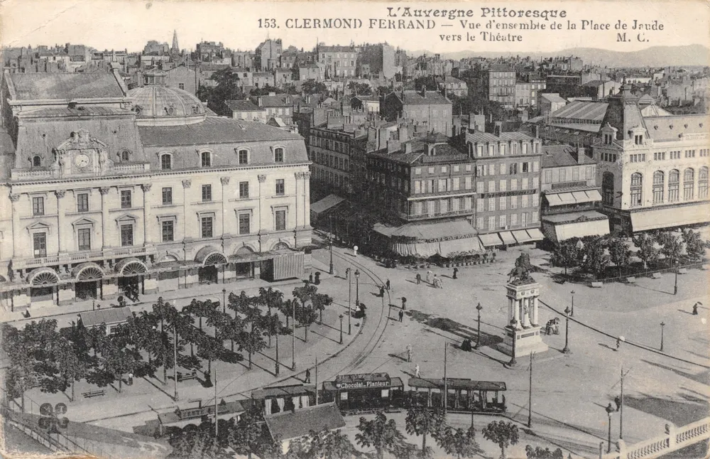 Clermont-Ferrand — Ansicht der Place Jaude in Richtung Theater — M. C - Vorderseite