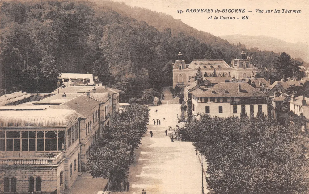 Bagnères-de-Bigorre — Ansicht der Thermalbäder und des Casinos — BR - Vorderseite