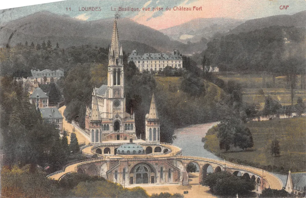 Lourdes — Blick auf die Basilika vom Festungsschloss — Verlag CAP - Vorderseite