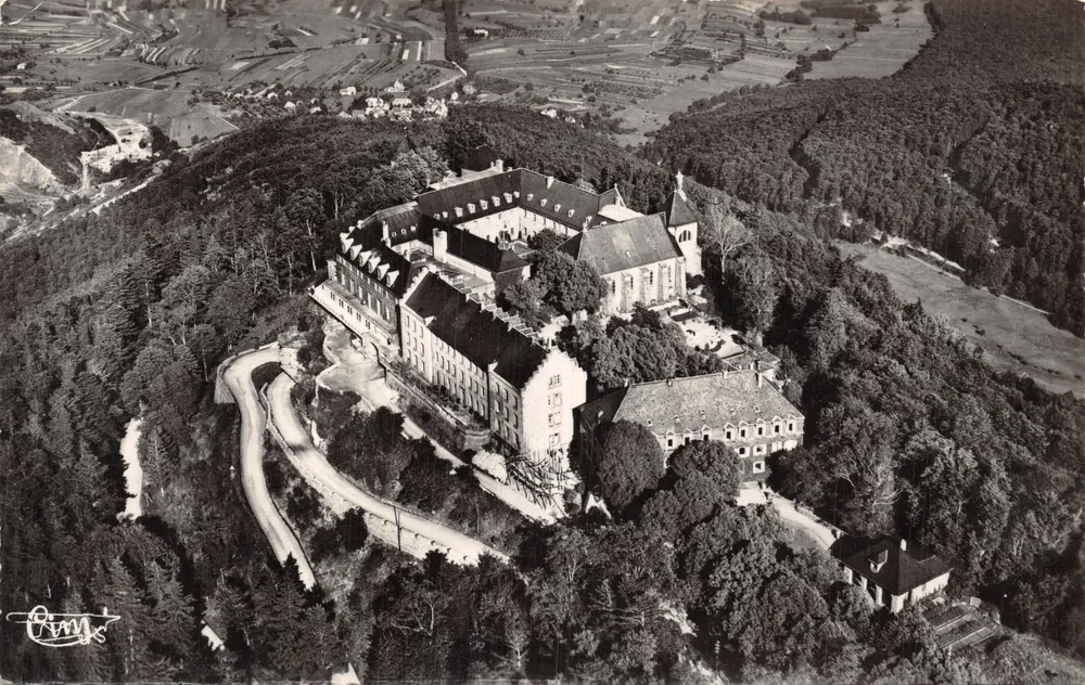Mont-Saint-Odile — vue générale du monastère — éditeur Combiér Imp. Maccon - Recto