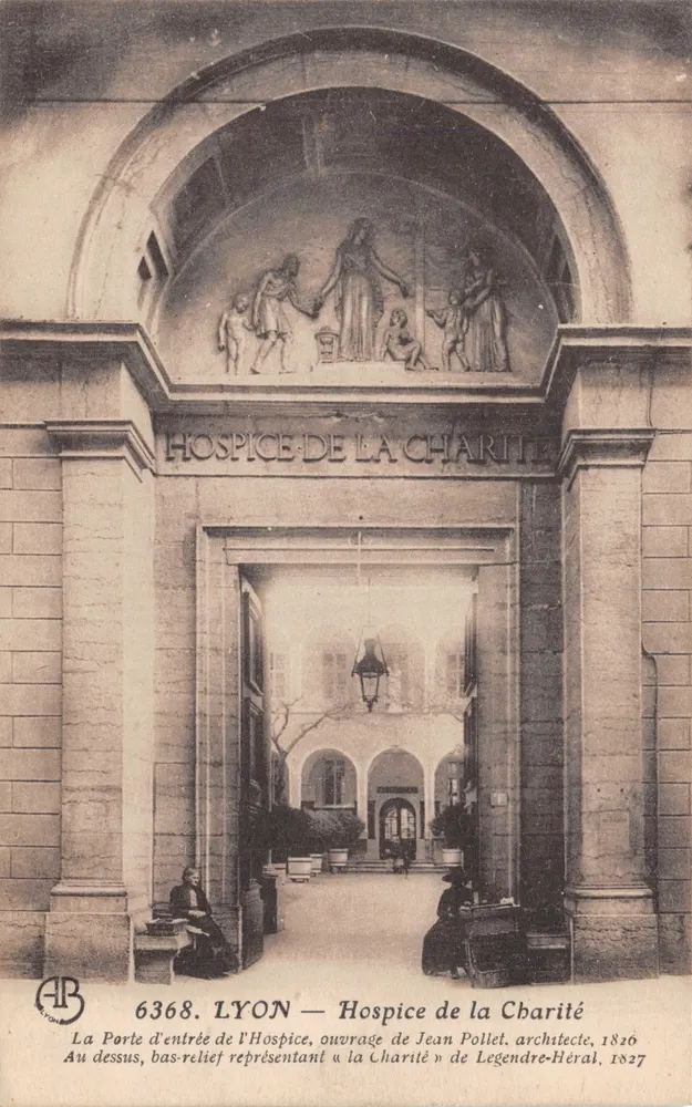 LYON — Hospice de la Charité — Eingangstür mit Relief « la Charité » - Vorderseite