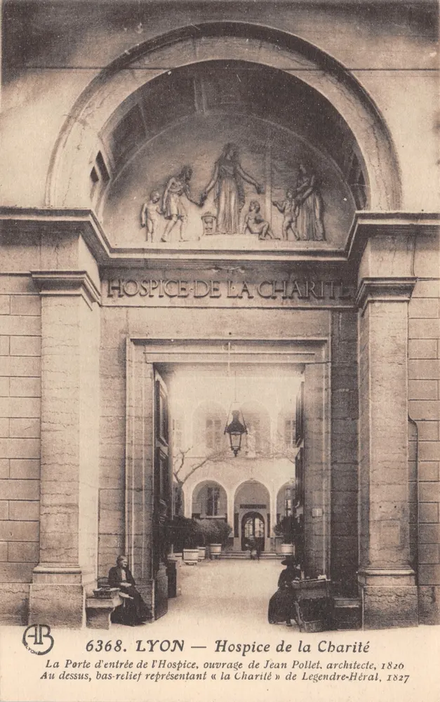 LYON — Hospice de la Charité — Eingangstür mit Relief « La Charité » - Vorderseite