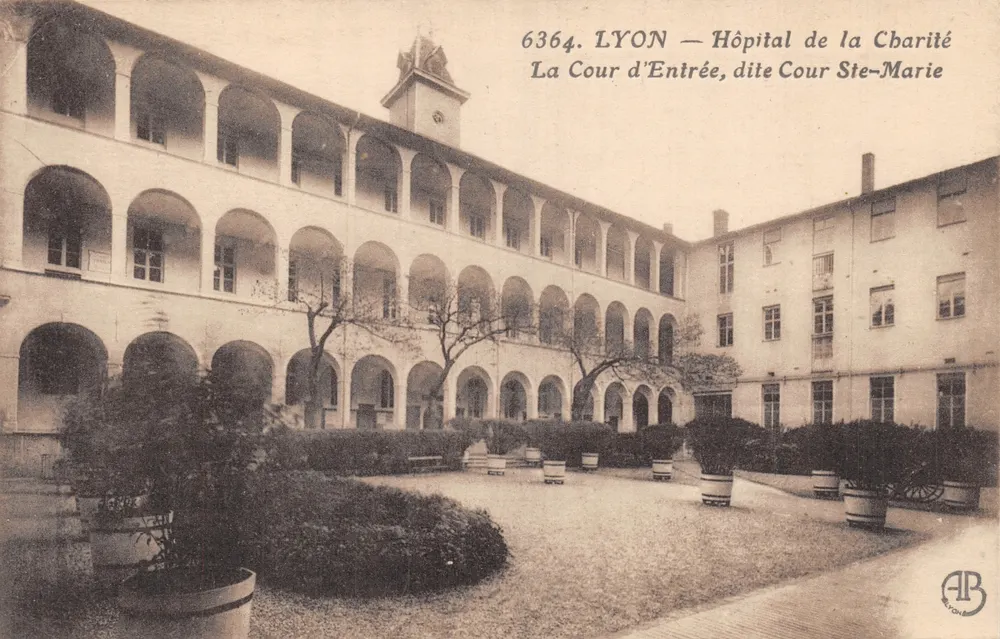 LYON — Krankenhaus der Caritas — Der Eingangshof, genannt Cour Ste-Marie - Vorderseite