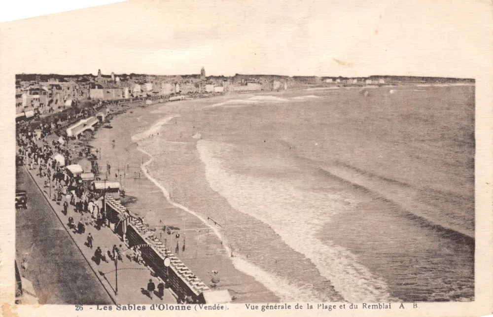 Les Sables d'Olonne (Vendée) — Allgemeiner Blick auf den Strand und den Damm — Verlag A. B. - Vorderseite
