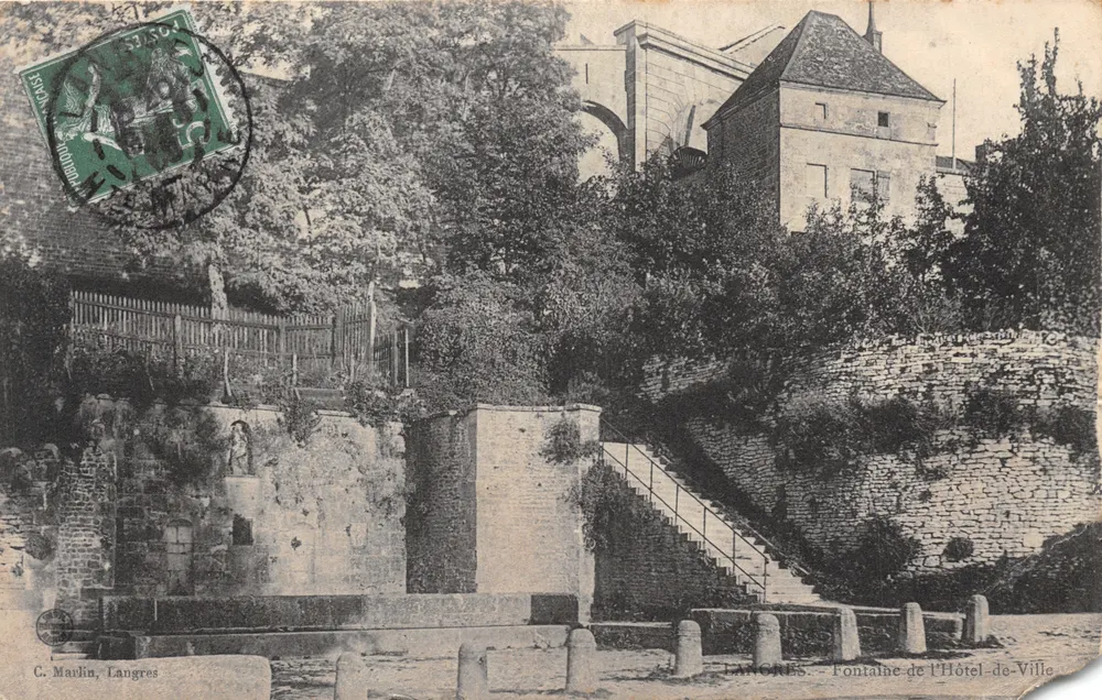 Langres — Fontäne des Rathauses — C. Mardin, Langres - Vorderseite