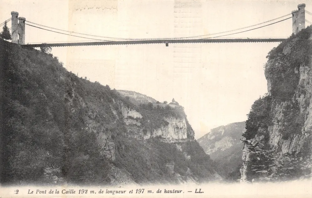 Der Caille-Brücke — hängende Brücke eingebettet in einen Canyon — LL - Vorderseite