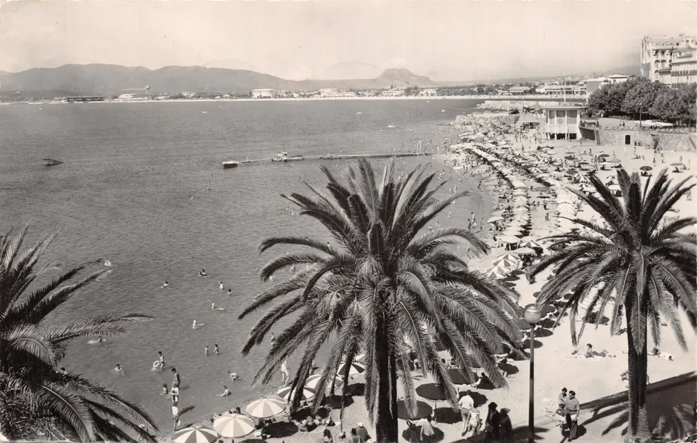 Strand von Saint-Raphaël — Blick auf die Bucht mit Palmen und Schwimmern — Éditions GLATTIGNY - Vorderseite