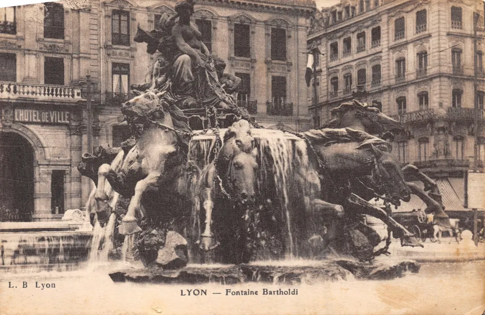Lyon — Bartholdi-Fontäne vor dem Rathaus — L. B Lyon - Vorderseite