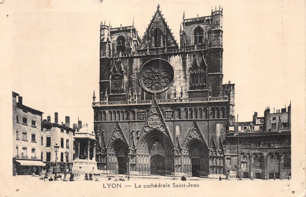 LYON — Die Kathedrale Saint-Jean — Ansicht der gotischen Fassade mit zentraler Rose - Vorderseite