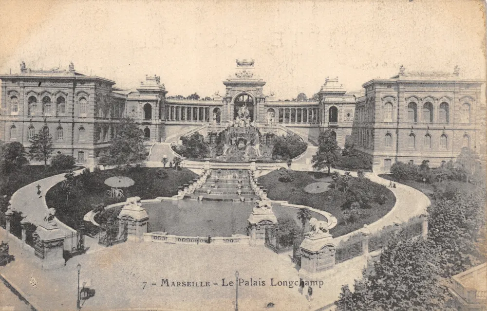 Marseille — Das Palais Longchamp — Ansicht der zentralen Fontäne und Gebäude - Vorderseite