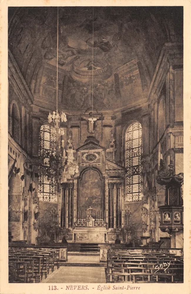 Nevers - Kirche Saint-Pierre — Innenansicht mit Altar, Kerzenleuchtern und farbigem Glas - Vorderseite