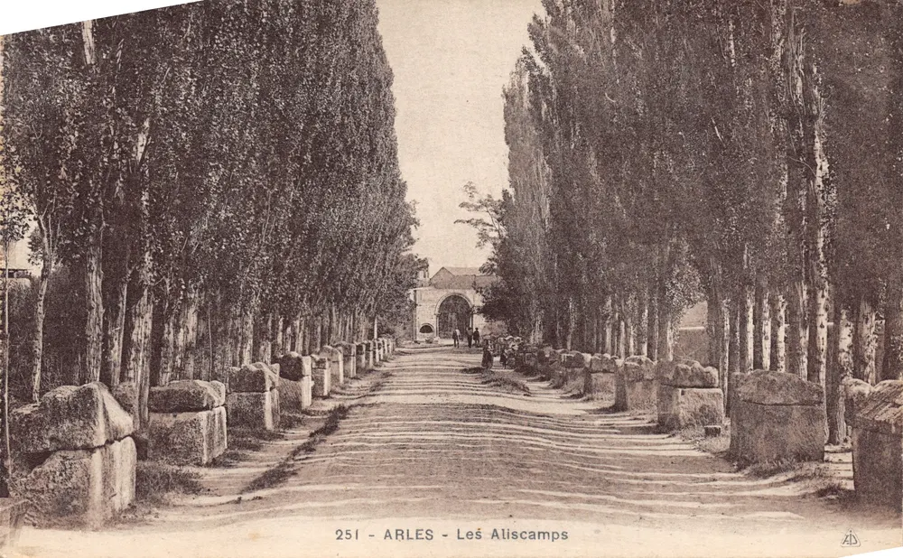 Arles - Les Aliscamps — von Bäumen und Steinblöcken gesäumte Allee, Verlag AD - Vorderseite