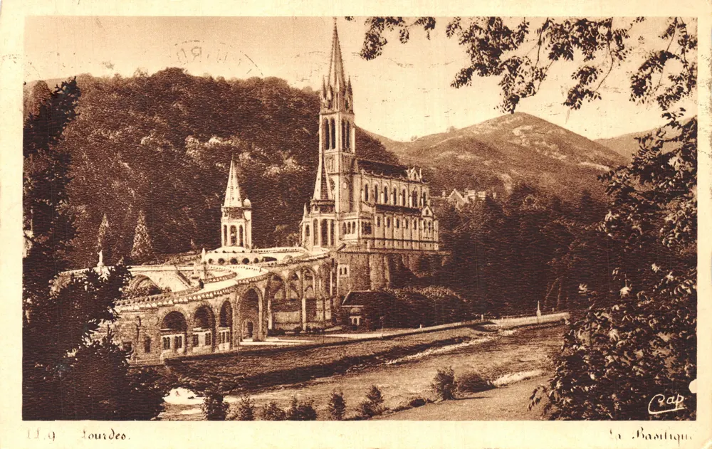 Lourdes — La Basilique — éditeur C. Rap - आगे