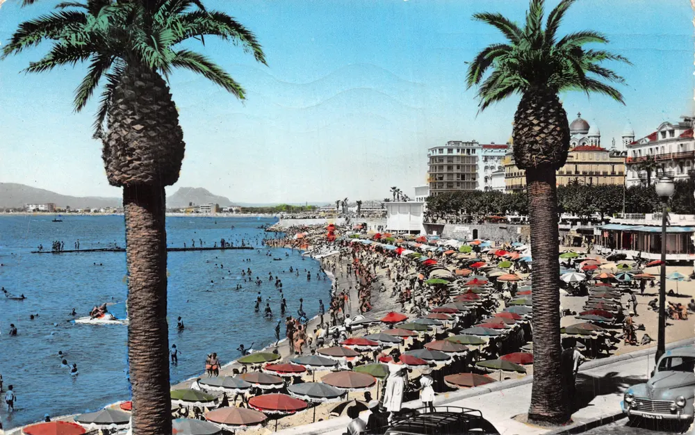 Saint-Raphaël — Plage animée entre deux palmiers — Les Editions « MAB » - Recto