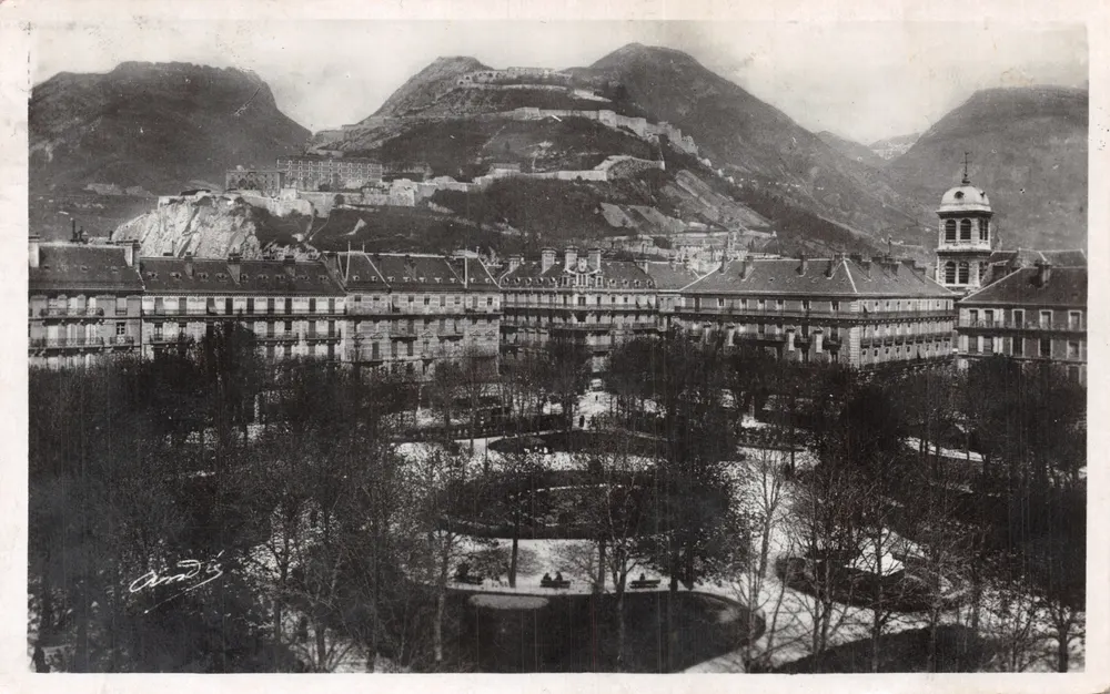 Grenoble — Place Victor-Hugo et les Forts — éditeur C.A.D.S.E. 1027 - Recto