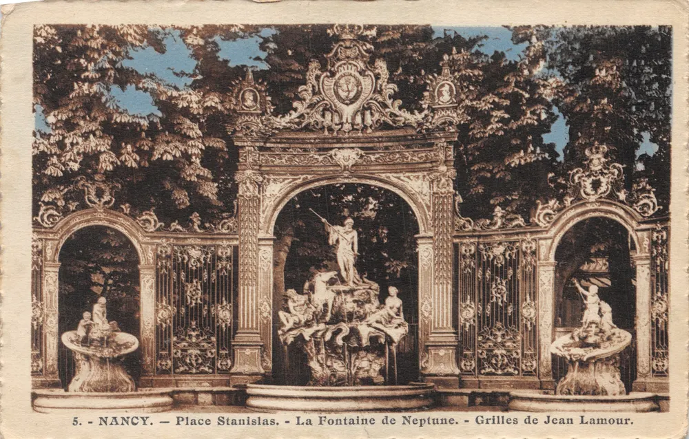 Nancy — Place Stanislas — Fontaine de Neptune — Grilles de Jean Lamour - Vorderseite