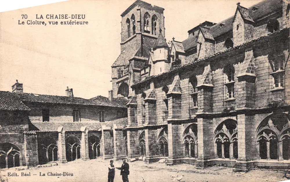 La Chaise-Dieu — Le Cloître, vue extérieure — Edit. Béal - Recto