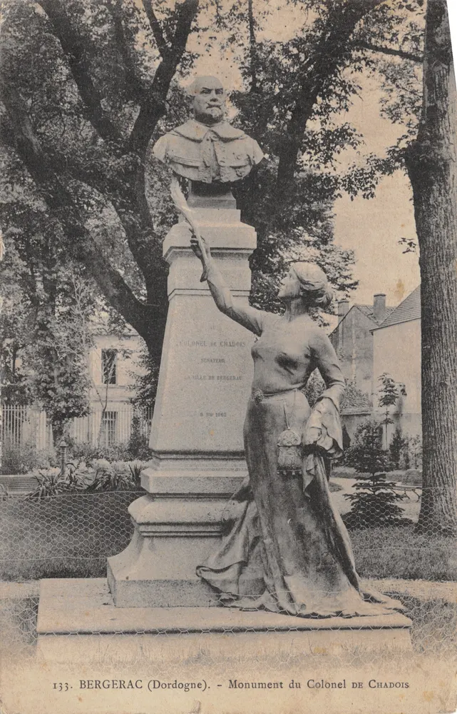 Bergerac (Dordogne) — Monument du Colonel de Chadois — éditeur V. Lefebvre - Recto