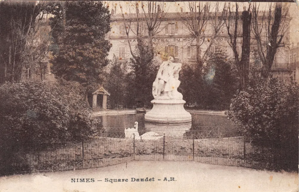 Nîmes — Place Dandet — Statue in der Mitte eines Bassins mit Schwan, vor dem Hotel du Midi der Post - Vorderseite