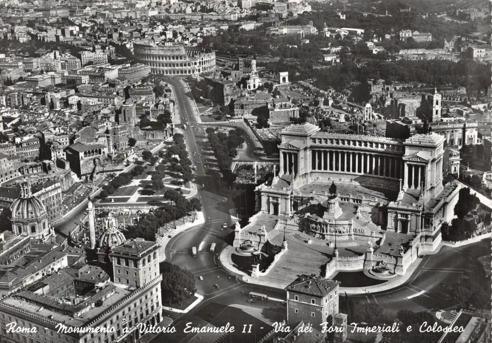 Rom - Denkmal für Vittorio Emanuele II - Via dei Fori Imperiali und Kolosseum - Vorderseite