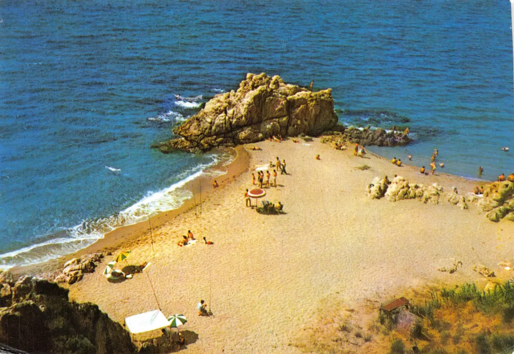 Calella de Mar — Strand und Felsen — Verlag Fabregat, Serie II Nr. 211 - Vorderseite
