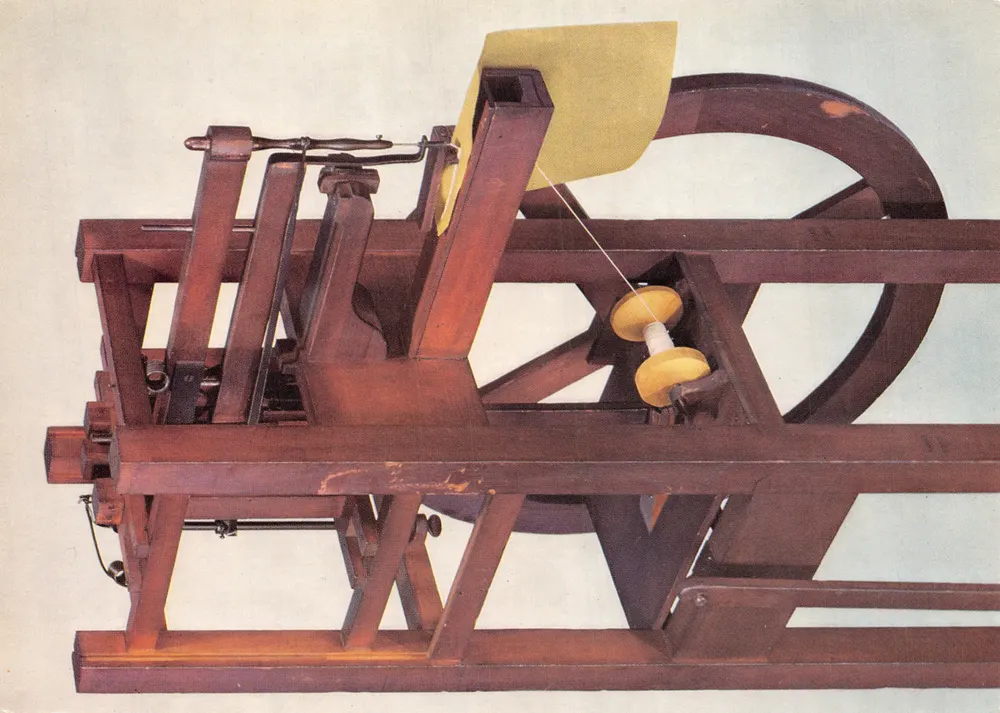 Nähtechnik von Thimonnier — Nachbau der ersten Kettennähte-Maschine, 1830 — Verlag: E. Baylis & Son Ltd - Vorderseite
