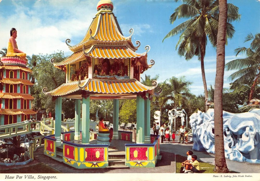 Haw Par Villa, Singapur — verzierte Pagode und sitzende Buddha-Statue — Foto: E. Ludwig, John Hinde Studio - Vorderseite