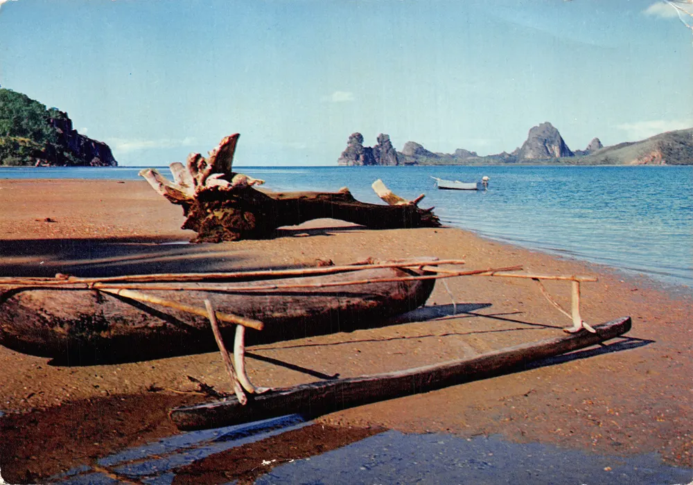 Côte Est — paysage côtier avec canoë à plate-forme — Éditions NC Nouméa - Recto