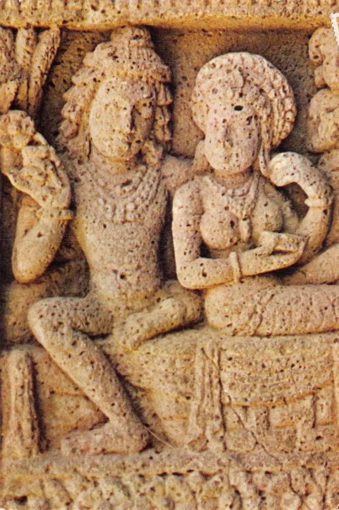 Reliefskulptur — Szene mit zwei sitzenden Figuren — Erstellt von Maharashtra Tourism Development Corporation - Vorderseite