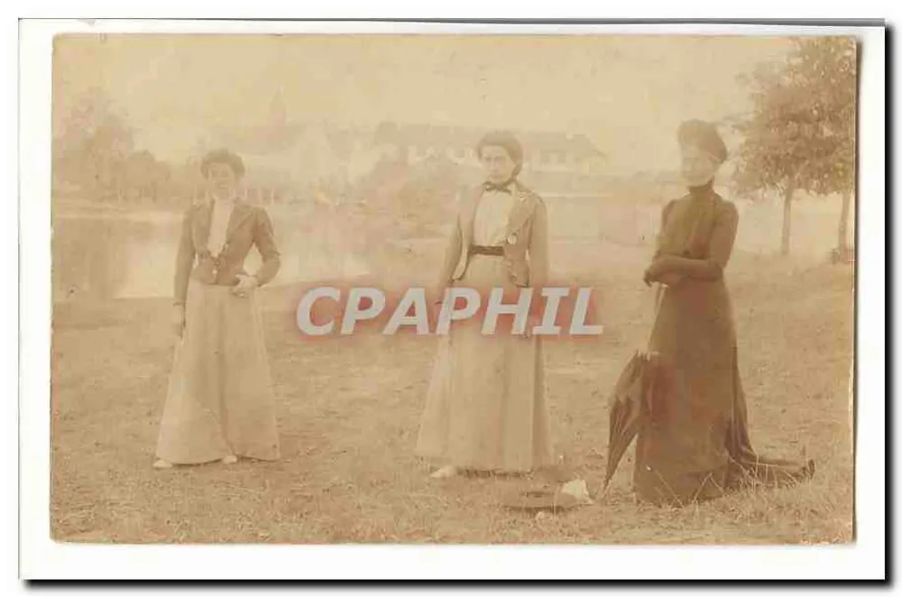 Três mulheres em trajes da época — paisagem rural — sem editor e número visíveis - Frente