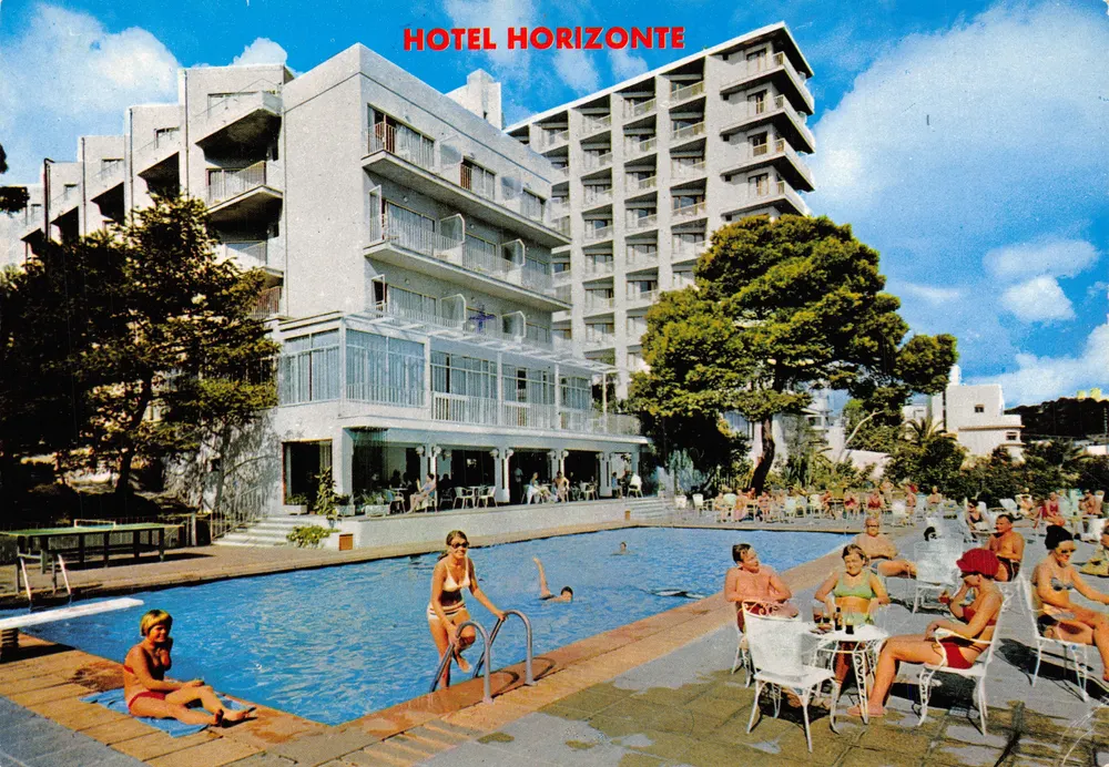 Hotel Horizonte — Ansicht der Poolanlage und des Gebäudes — Verlag Tomas de Pedro - Vorderseite