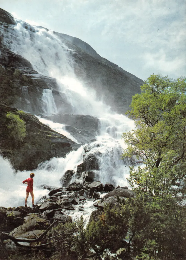 Langfoss — cascade spectaculaire dans les montagnes — éditeur Knut Aune Kunstforlag - Recto