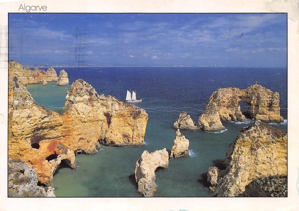Algarve — Küstenlandschaft mit Klippen und Segelboot — Verlag SOFOTO, Nr. 34 - Vorderseite