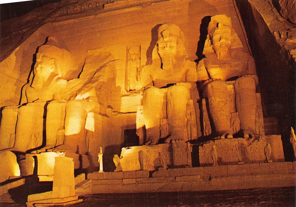 Tempel von Abu-Simbel — beleuchtet bei Nacht — Verlag Dar Al-Izzi, Serie 5.61 - Vorderseite