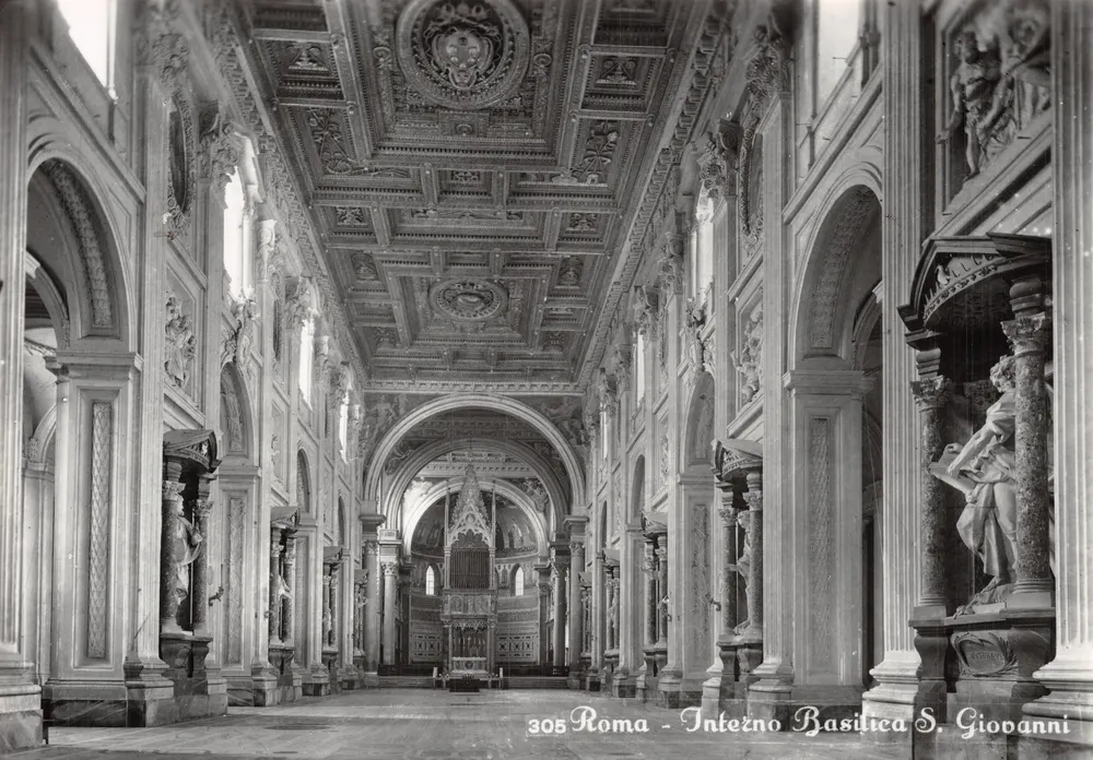 Rom - Innenraum der Basilika S. Giovanni — Innenansicht der Basilika mit geschnitzter Verzierung und Orgel - Vorderseite