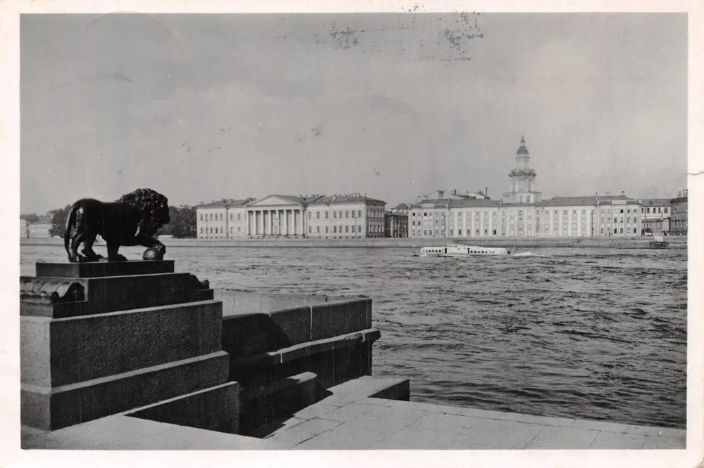Löwe der Universitätsplaza — Ansicht des Flusses mit Boot — Verlag Госфотокомбинат «Ленфотохудожник» - Vorderseite