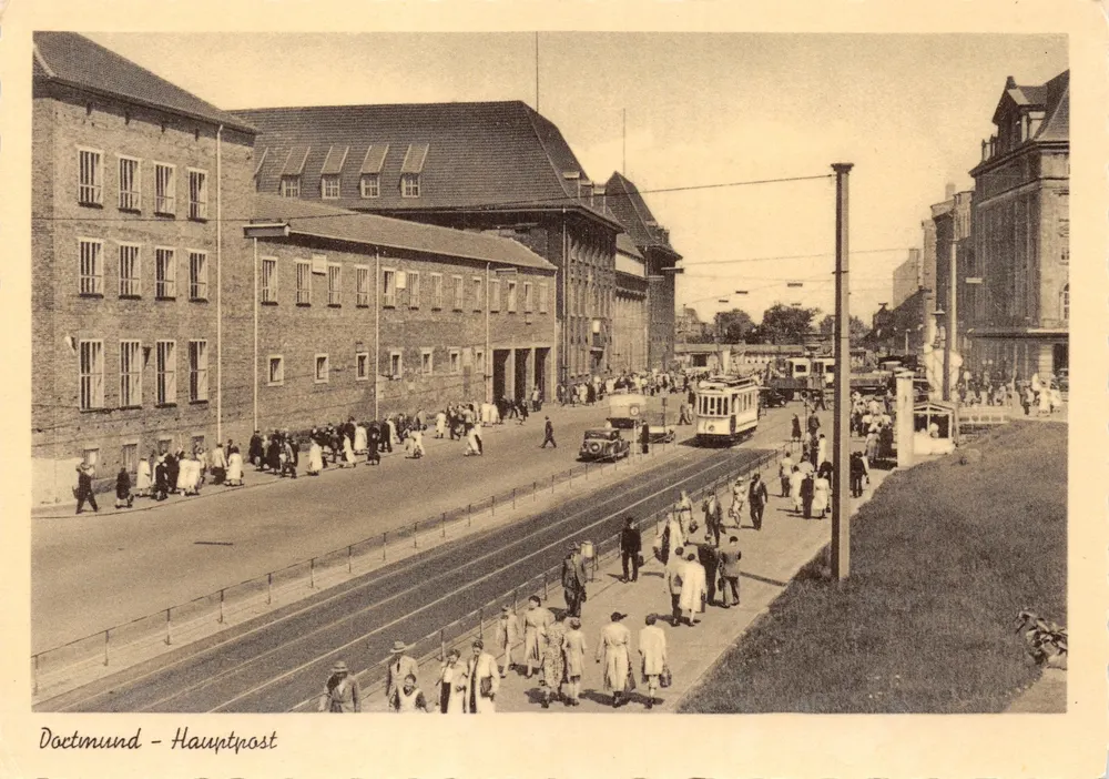 Doetinchem - Hauptpost — vue de la rue avec tramway et bâtiments - Recto