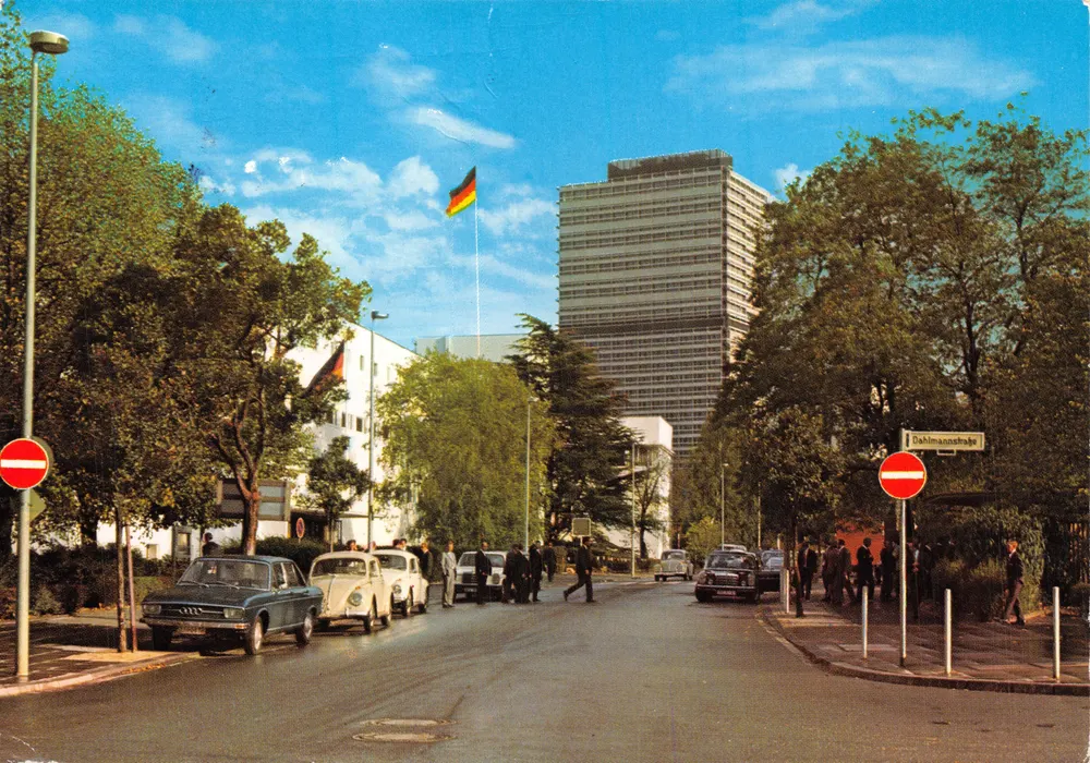 Bonn - Gebäude des Bundestags — Bundestag-Büro im Bereich der Republik — Verleger nicht sichtbar - Vorderseite