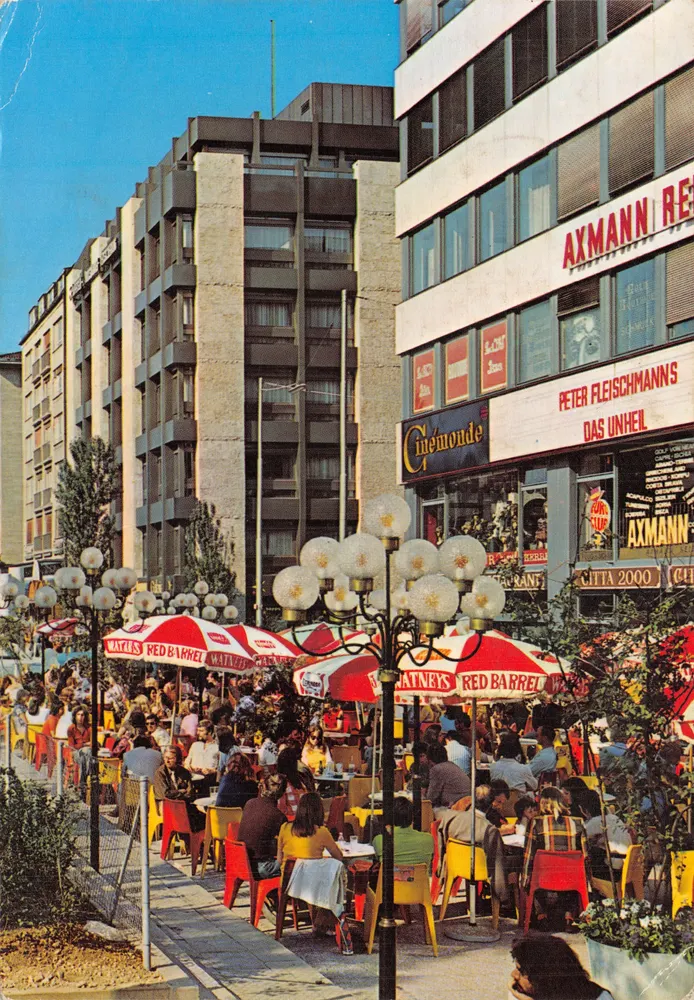 Café animé devant le Cinémonde — Munich — éditeur Leopoldstraße - आगे