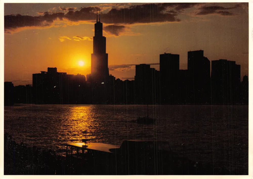 Chicago — Silhouette der Sears Tower bei Sonnenuntergang — Verlag Illinois Distributing Co - Vorderseite