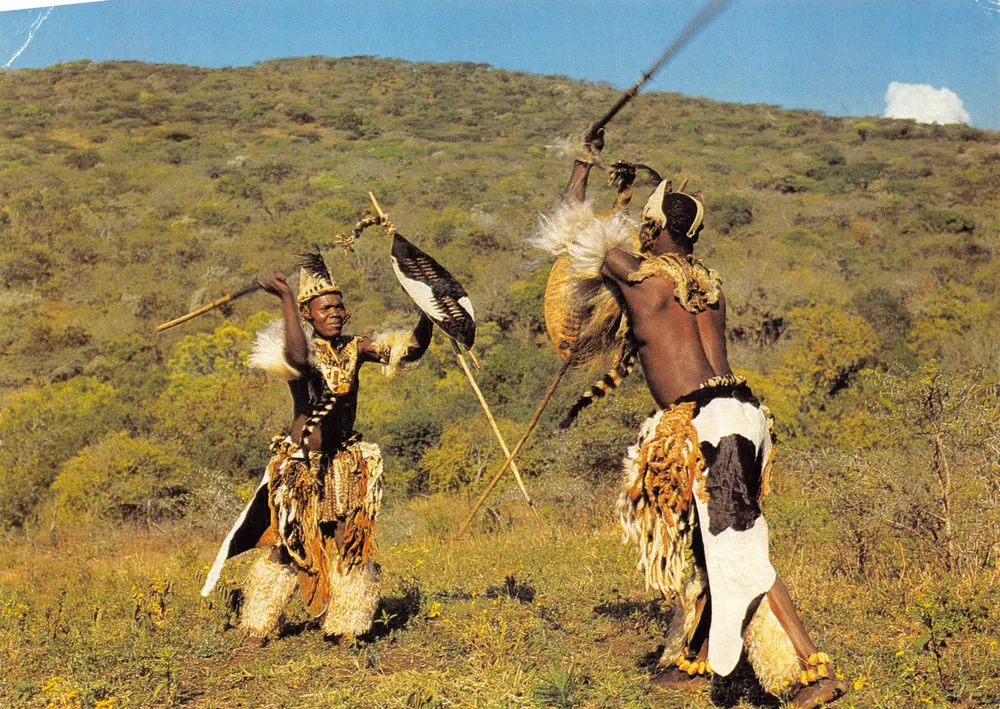Zulus in traditioneller Kleidung — Stabkampf — Verlag ABC PRESS, Nr. 77A - Vorderseite