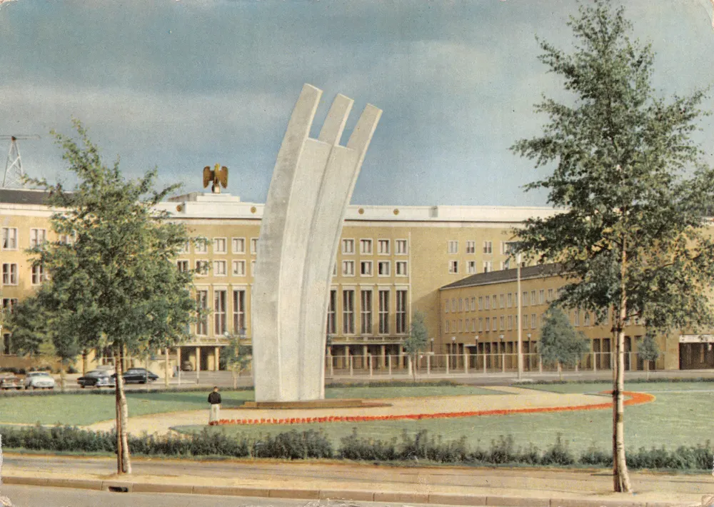 Berlin-Tempelhof — Denkmal der Luftbrücke — Verlag Hans Andres Verlag, Berlin - Vorderseite