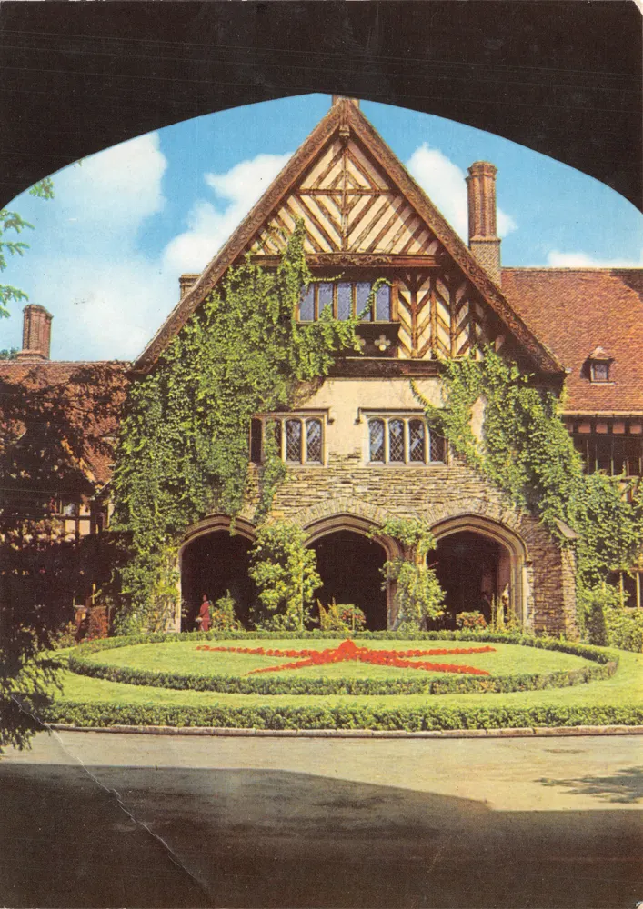 Cecilienhof — Innenhofansicht unter einem Bogen — Verlag VEB Bild und Heimat, Potsdam - Vorderseite