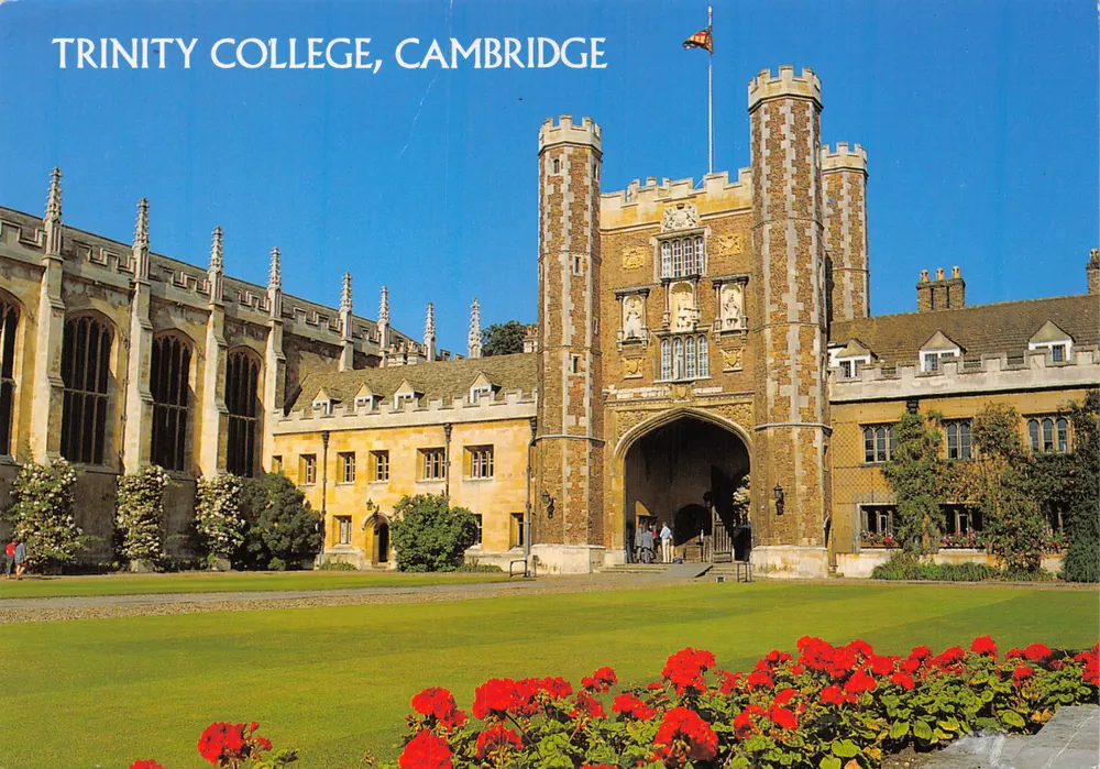 Trinity College, Cambridge — Portal und gotisches Gebäude — Verlag SALMON Camera Colour Post Card - Vorderseite