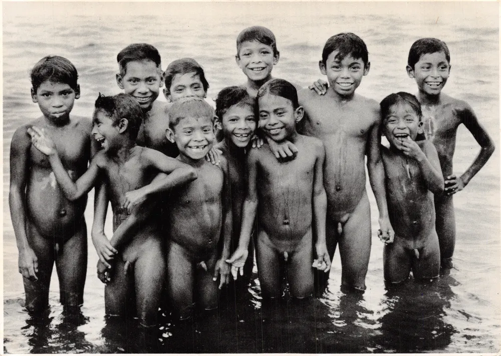 Kinder, die im Wasser spielen — Strandlandschaft — IMPRESOS CAMARINITA, A.T.41 - Vorderseite