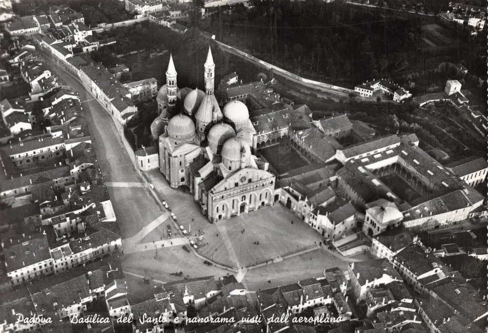 Padova - Basílica do Santo e panorama - vista aérea - Frente